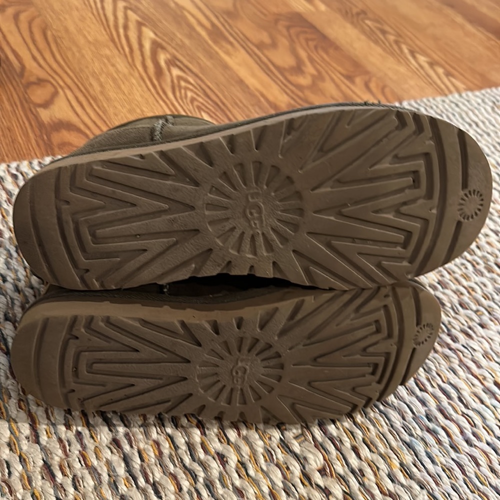 Short Ugg Boots - Picture 4 of 4